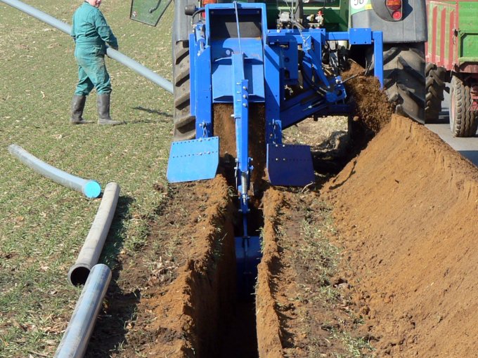 Eine Maschine beim Drainage-/Schlitzfräsen entlang eines Flurweges